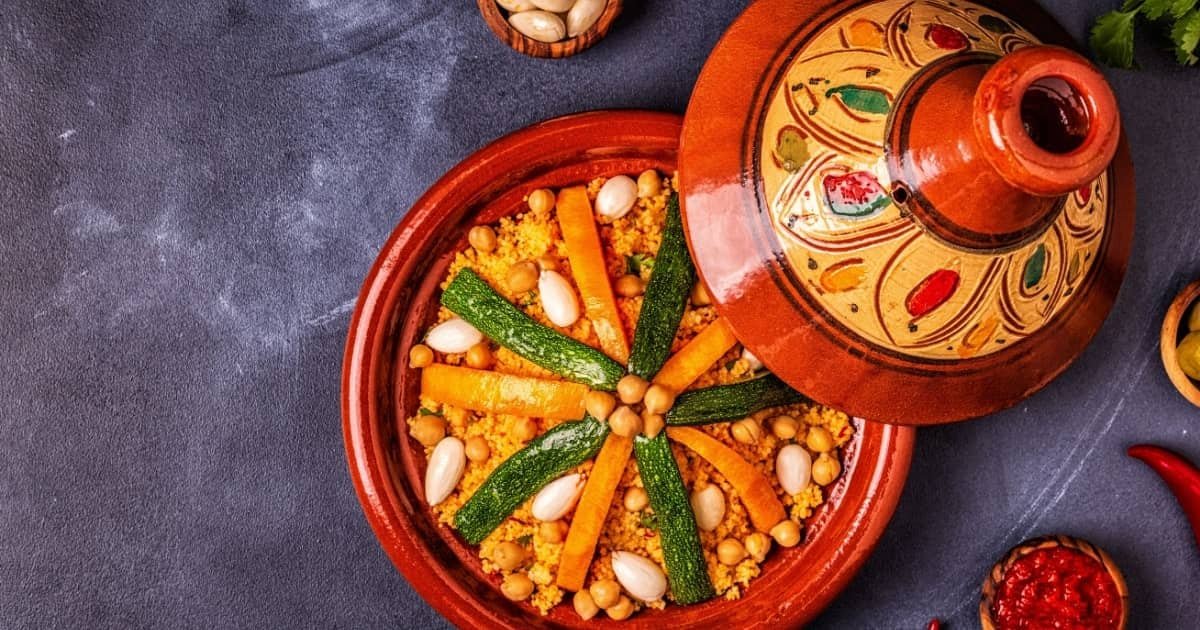 couscous aux légumes dans un tajine traditionnel marocain orange