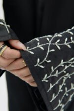 Abaya Mara -  Satin Noir avec Perles (2 pièces, hijab inclus) – Image 2